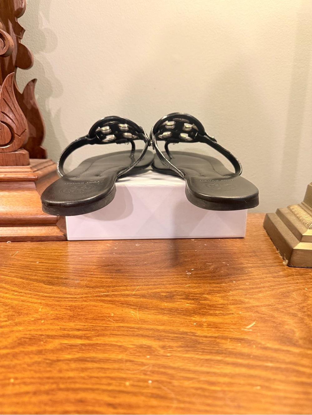 Tory Burch Metal Miller Black Gold Leather Logo Thong Sandals Size 10 - Picture 8 of 10